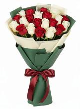 Букет Микс из красных и белых роз в Большесидоровском